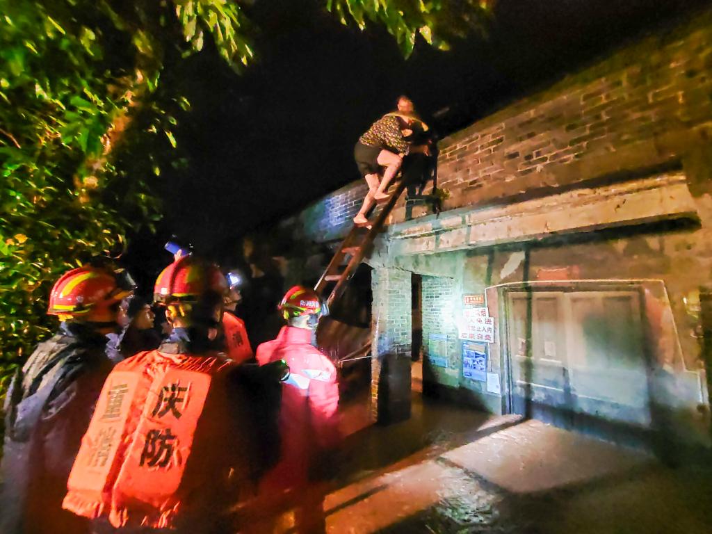 重慶13個(gè)區縣遭遇暴雨 12條河流出現超警戒水位洪水