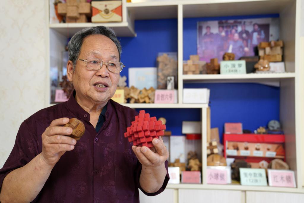 河北七旬老人玩轉&ldquo;中國魔方&rdquo;孔明鎖