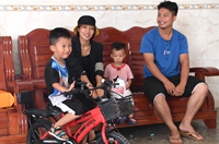 國道之行 從雪山奔向大海丨十五年了，那些住在茅草屋中的孩子們怎么樣了