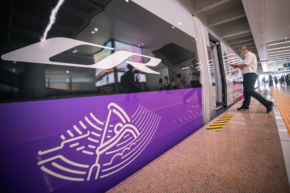 復興號亞運智能動(dòng)車(chē)組開(kāi)啟首次試乘