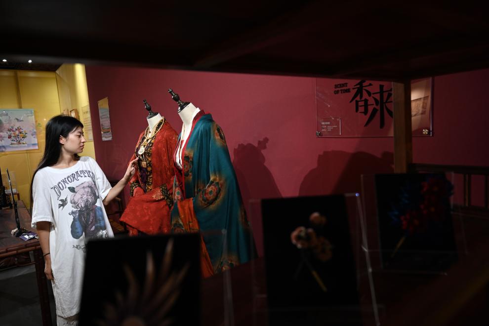 傳統織染繡藝術(shù)與生活展在北京景山公園開(kāi)幕