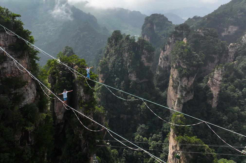 湖南張家界：高空&ldquo;帶&rdquo;舞峰林間