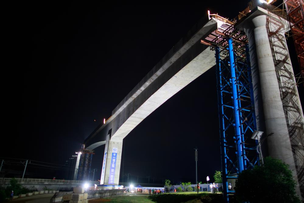 貴南高鐵引入貴陽(yáng)樞紐鐵路尖坡寨特大橋轉體成功