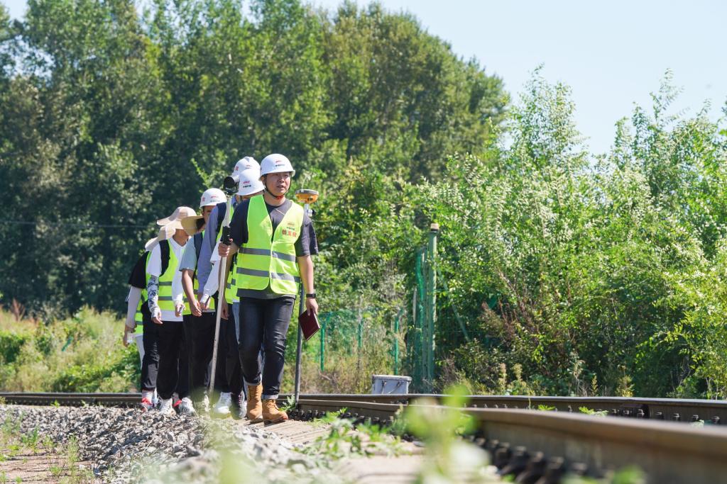 &ldquo;新生代&rdquo;鐵路設計師：駐守勘察一線(xiàn) 書(shū)寫(xiě)青春華章