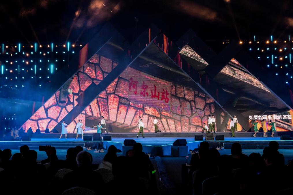 內蒙古阿爾山：焰火歌舞&ldquo;靚&rdquo;秋夜