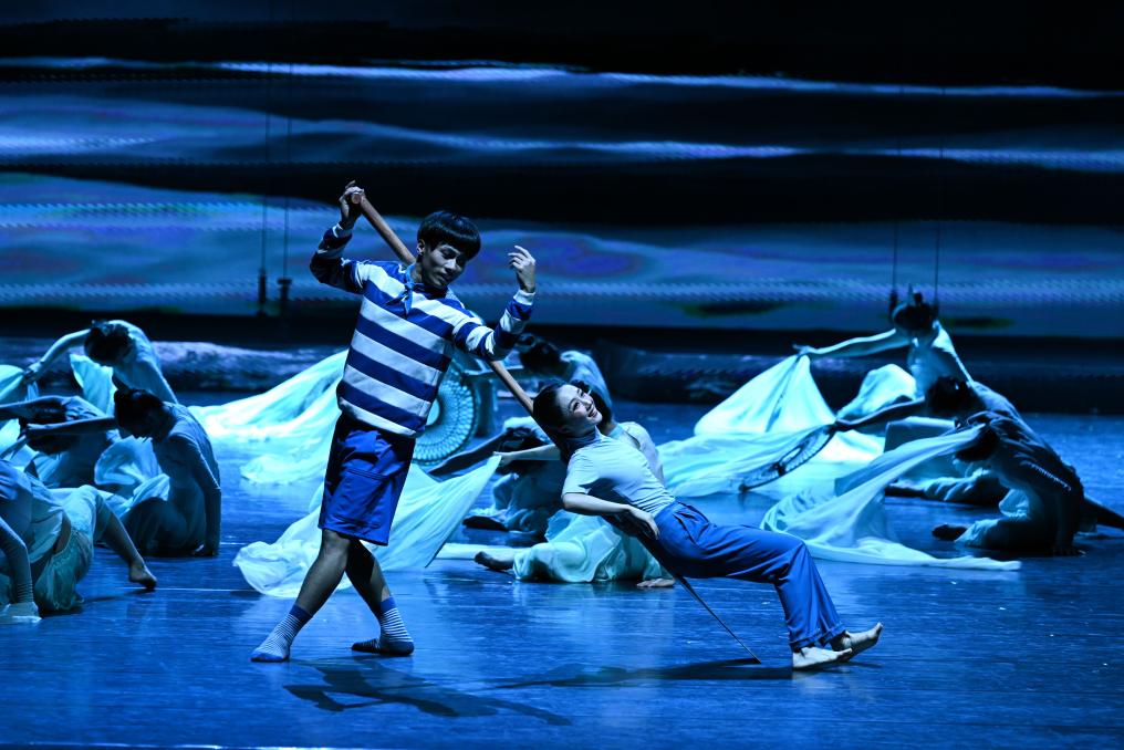 大型當代舞劇《龍&middot;舟》在國家大劇院上演