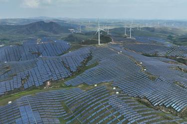 河北承德：&ldquo;風(fēng)光&rdquo;發(fā)電齊頭并進(jìn)