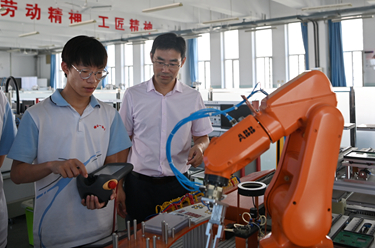 扎根職業(yè)教育里的&ldquo;摘金&rdquo;教練