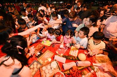 馬來(lái)西亞馬六甲州丹絨吉寧舉辦中秋晚會(huì )