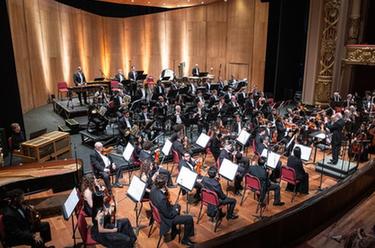 共奏《梁?！? /></a></p>
<p class=