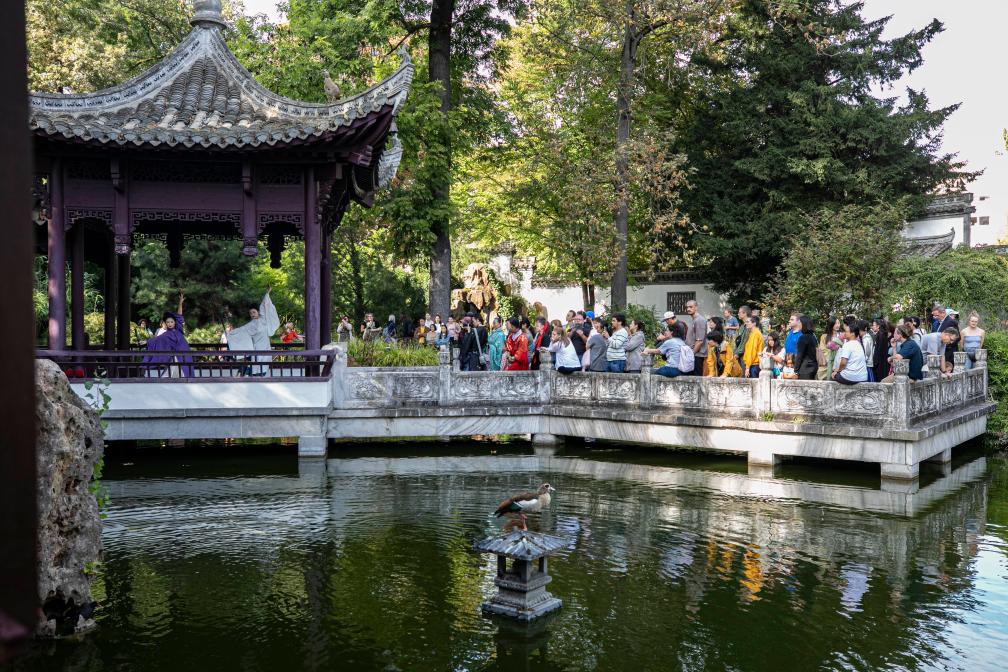 德國法蘭克福舉行漢服游園會(huì )慶&ldquo;雙節&rdquo;