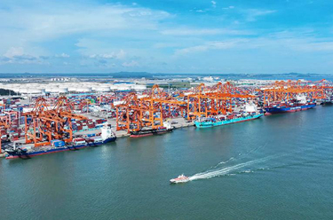 新華全媒+丨30年，&ldquo;小漁村&rdquo;蝶變&ldquo;大港口&rdquo;&mdash;&mdash;西部陸海新通道建設掠影