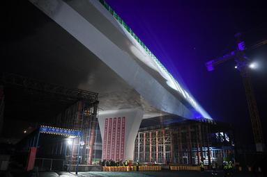 石家莊：2萬(wàn)余噸轉體橋順利轉體
