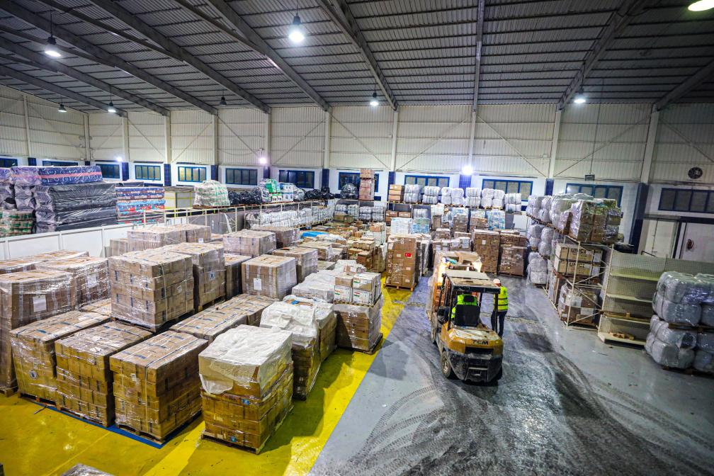 至少27架運送加沙地帶援助物資的飛機飛抵埃及阿里什機場(chǎng)