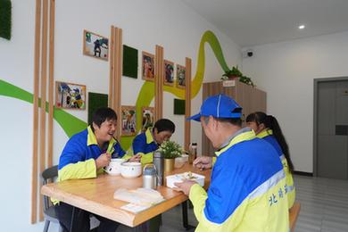 重慶：&ldquo;勞動(dòng)者港灣&rdquo;溫暖戶(hù)外勞動(dòng)者