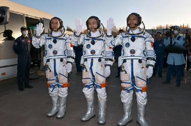 新華全媒+｜神舟十七號載人飛行任務(wù)航天員乘組出征儀式在酒泉衛星發(fā)射中心舉行