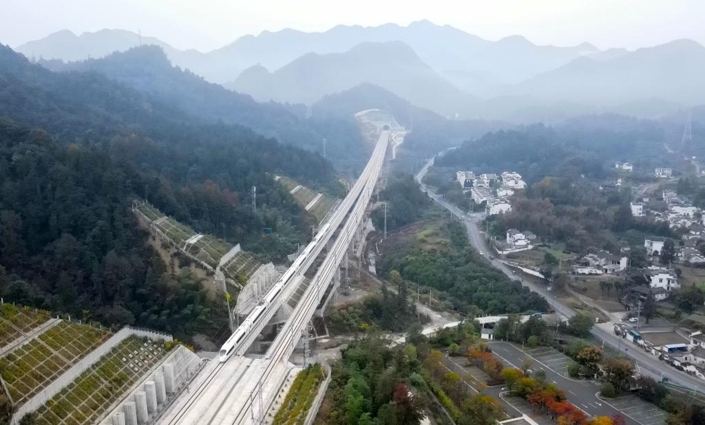 昌景黃高鐵全線(xiàn)開(kāi)始試運行