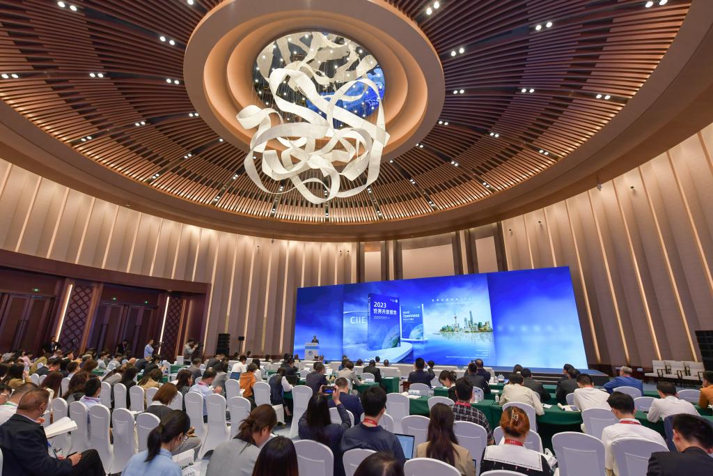 第六屆虹橋國際經(jīng)濟論壇《世界開(kāi)放報告2023》發(fā)布暨國際研討會(huì )舉行