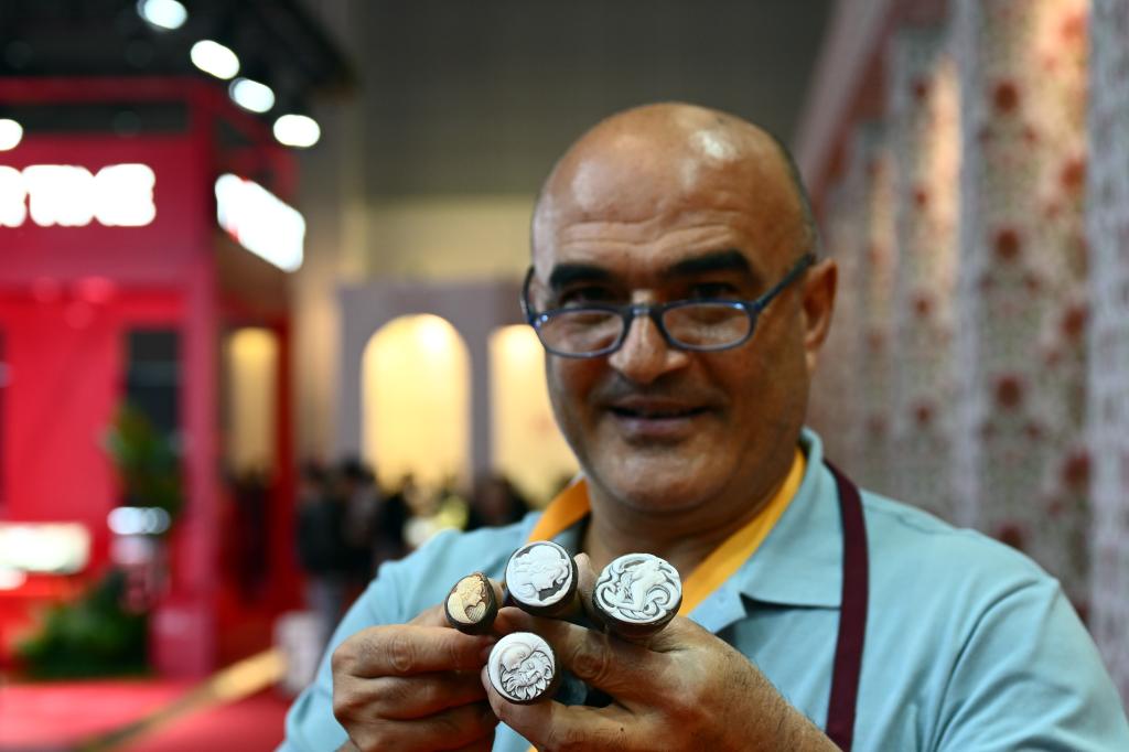 第六屆進(jìn)博會(huì )丨意大利貝雕師：傳統技藝煥發(fā)新生