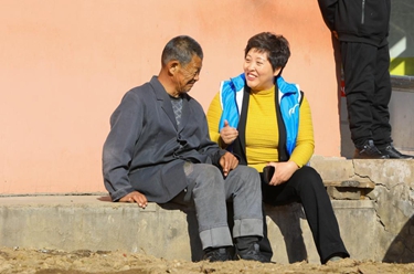 遼寧岫巖:志愿服務(wù)溫暖老人心