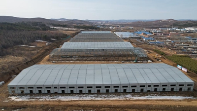 這里天氣乍暖還寒，生產(chǎn)建設卻已熱火朝天