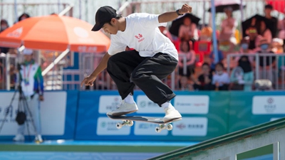 他拿冠軍獎金，蓋了一座頂配專(zhuān)業(yè)滑板場(chǎng)