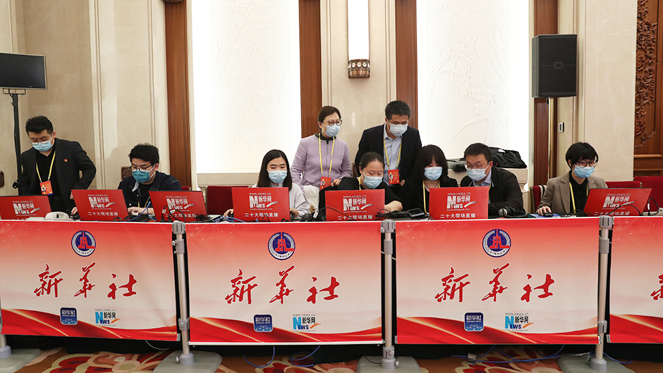 記者在現場(chǎng)工作