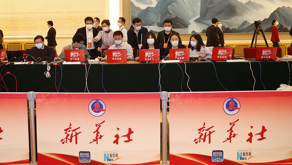 新華網(wǎng)記者在現場(chǎng)進(jìn)行直播準備