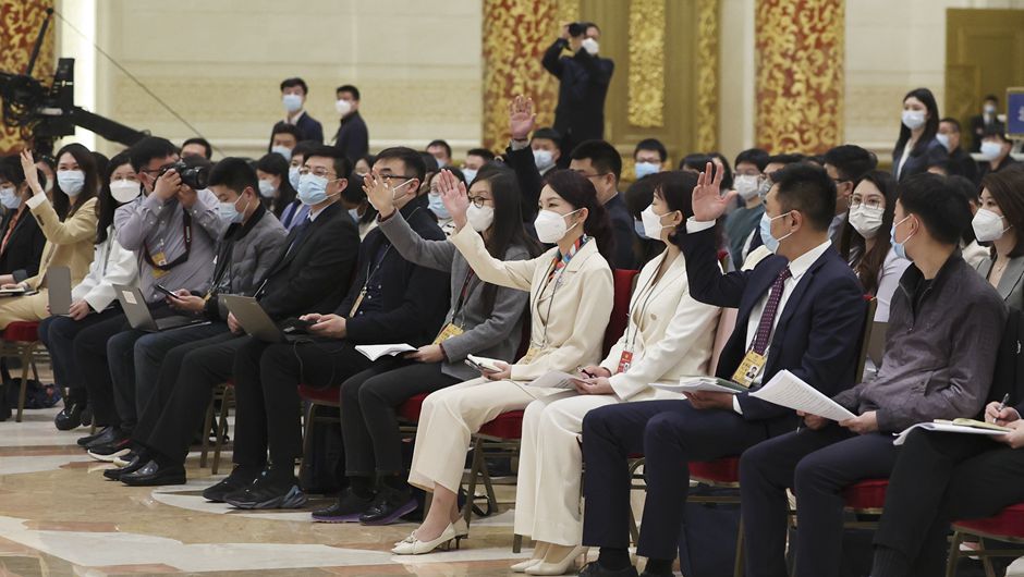 記者在舉手提問(wèn)