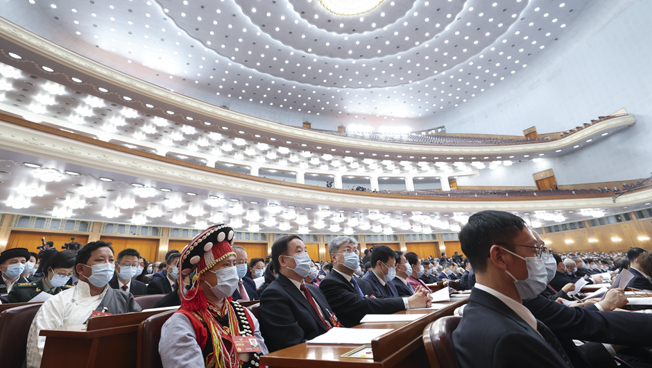 委員們在認真聽(tīng)會(huì )