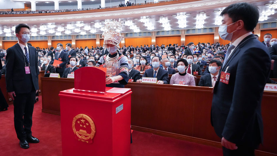 十四屆全國人大一次會(huì )議舉行第三次全體會(huì )議