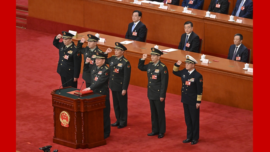 中央軍事委員會(huì )副主席、委員進(jìn)行憲法宣誓