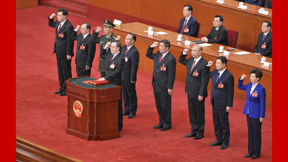 國務(wù)院副總理、國務(wù)委員、秘書(shū)長(cháng)進(jìn)行憲法宣誓