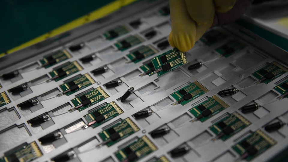 靠譜服務(wù)、技術(shù)推銷(xiāo)、標準開(kāi)路&mdash;&mdash;一家光通信企業(yè)的&ldquo;出海秘籍&rdquo;