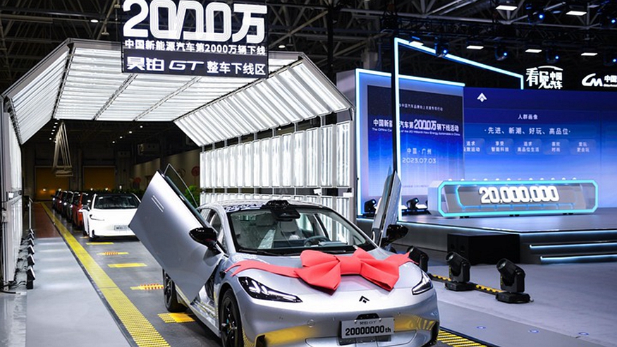 超3000萬(wàn)輛！中國&ldquo;小車(chē)輪&rdquo;駛出新高度