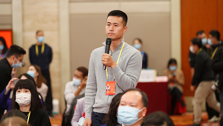 記者在分會(huì )場(chǎng)提問(wèn)