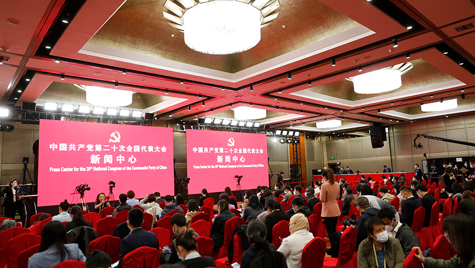 第一場(chǎng)集體采訪(fǎng)前分會(huì )場(chǎng)現場(chǎng)