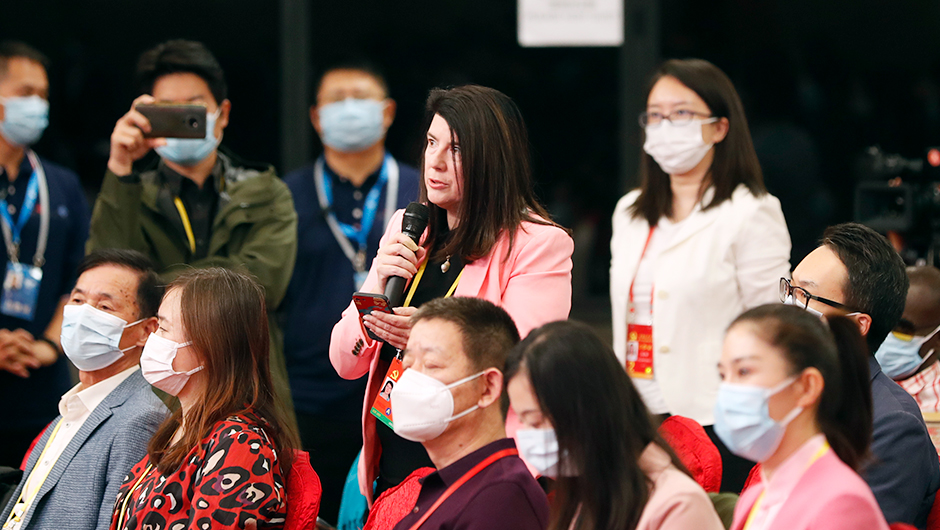 哥斯達黎加民族報記者提問(wèn)