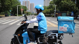 高校開(kāi)學(xué)季，看外賣(mài)小哥、保安和核酸檢測員的勵志求學(xué)路