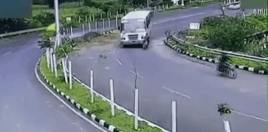 驚險！彎道超車(chē) 印度男子被卷入公交車(chē)下