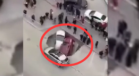 恐怖！俄街道塌陷 兩輛汽車(chē)掉入熱水中