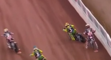 驚險！英國摩托車(chē)賽車(chē)手超車(chē)時(shí)撞向護欄