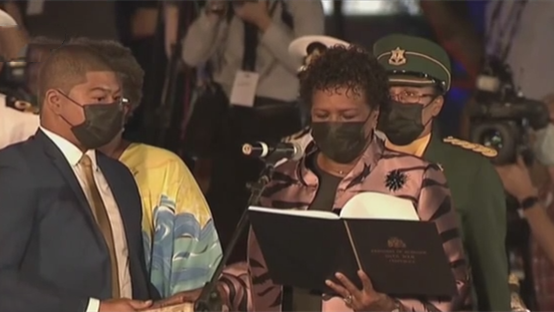 巴巴多斯：正式取消英國女王國家元首地位&mdash;&mdash;首位總統正式就任 成為一個(gè)新生的共和國