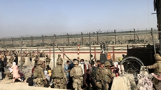 阿富汗：機場(chǎng)外的民眾